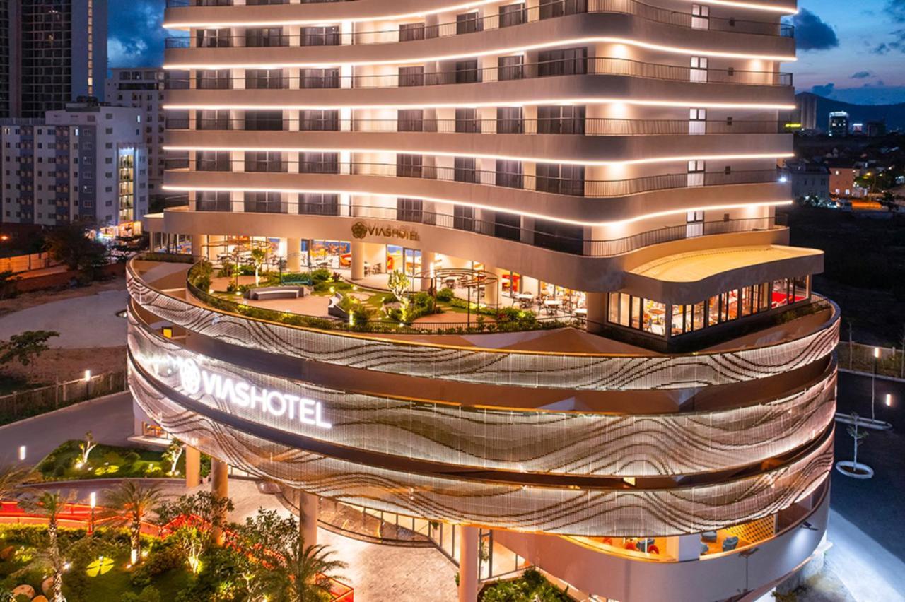 Vias Hotel Vung Tau - Transportation Included Dış mekan fotoğraf The hotel at night