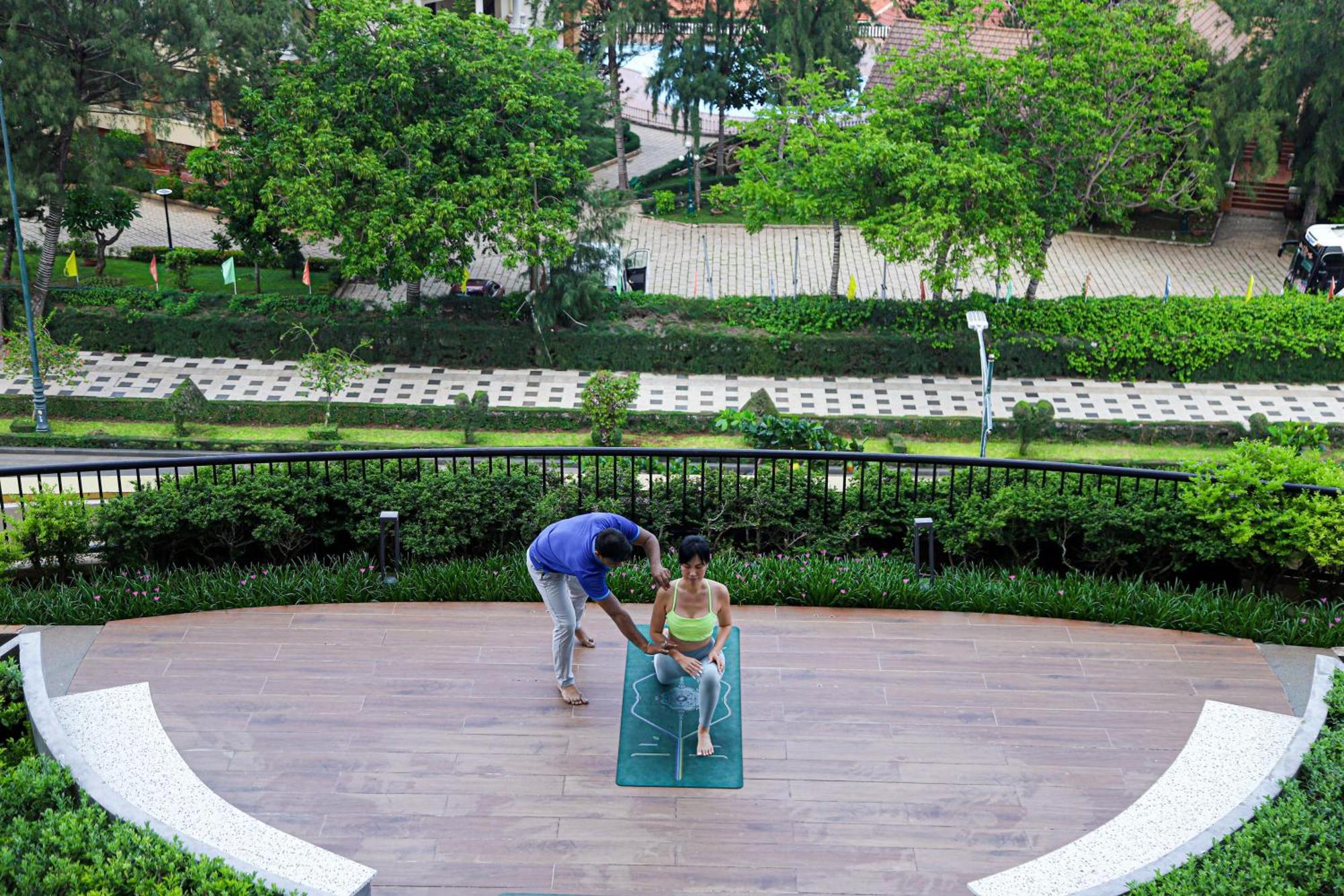 Vias Hotel Vung Tau - Transportation Included Dış mekan fotoğraf A woman practices yoga at the park